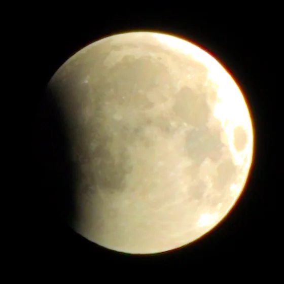 The moon at 21:40, full and white, before the shadow.