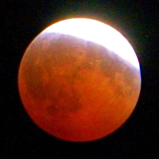 The moon at 22:42, most of the disc copper, a bright rind left.